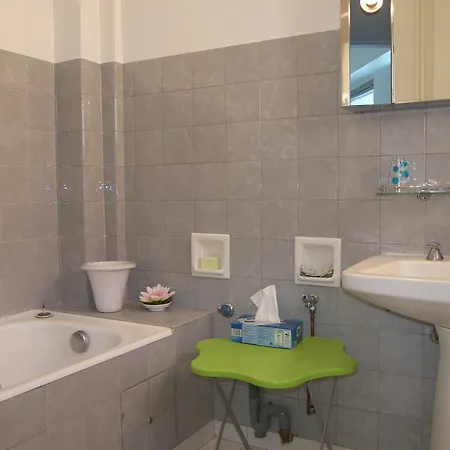 Cute & Spacious Marie Antoinette Apartment