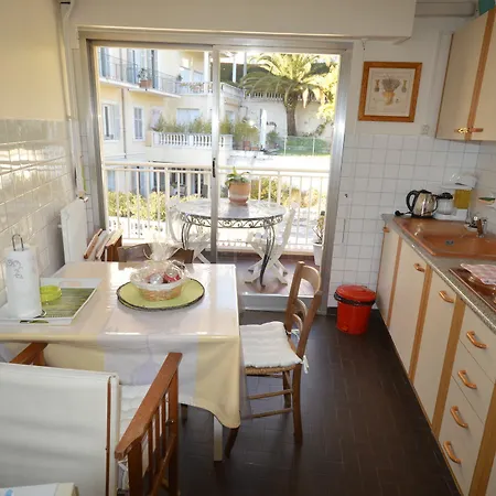 Cute & Spacious Marie Antoinette Apartment